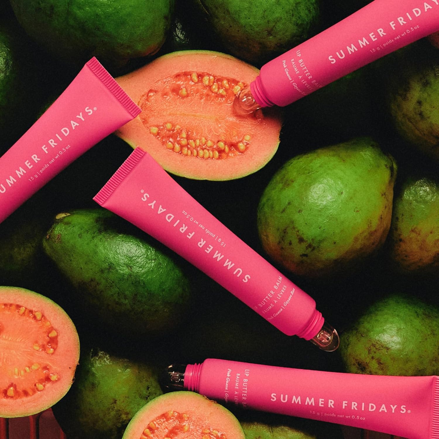 Escena lifestyle con Summer Fridays Lip Butter Balm en rutina matutina