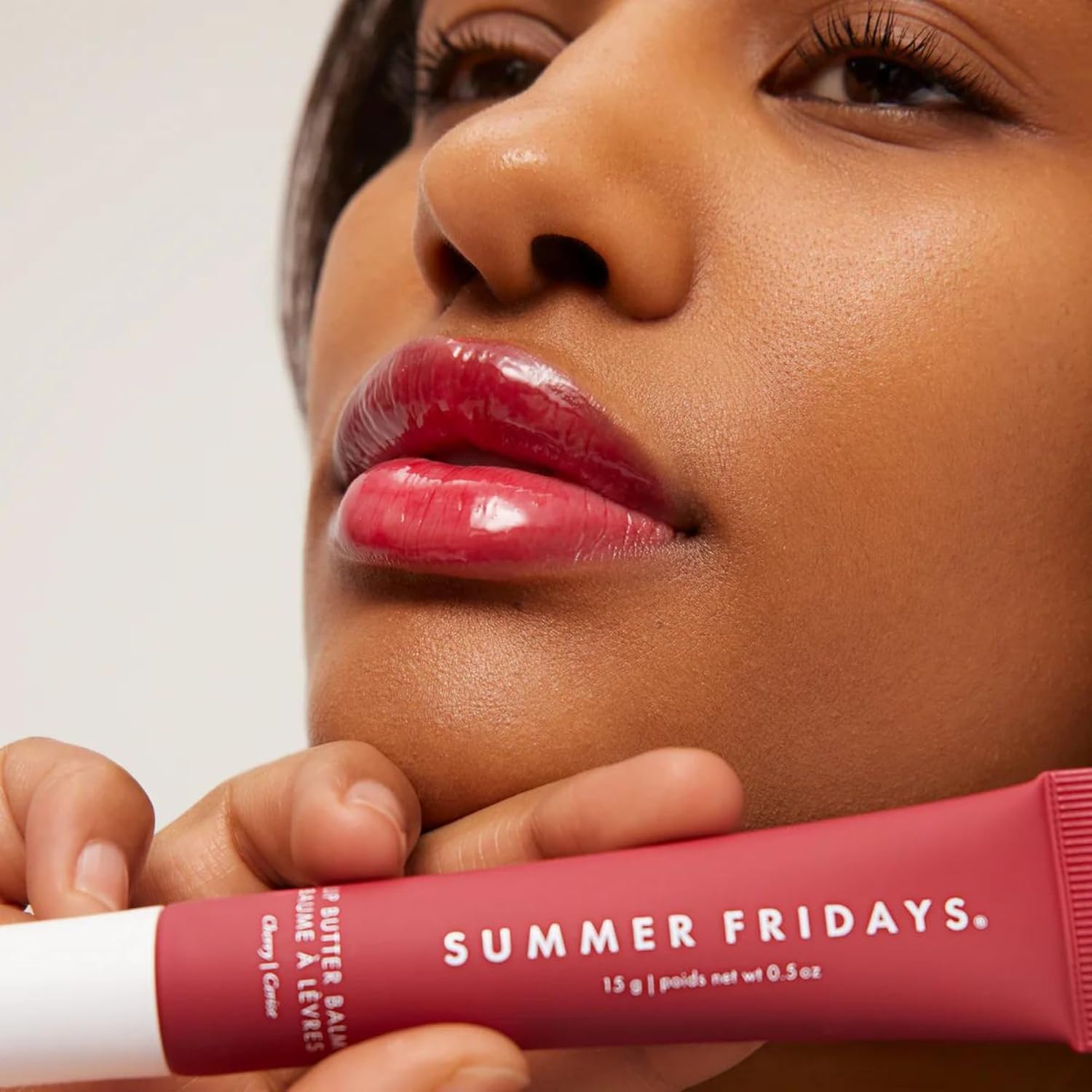Summer Fridays aplicación en dedos para mostrar fácil manejo y cobertura