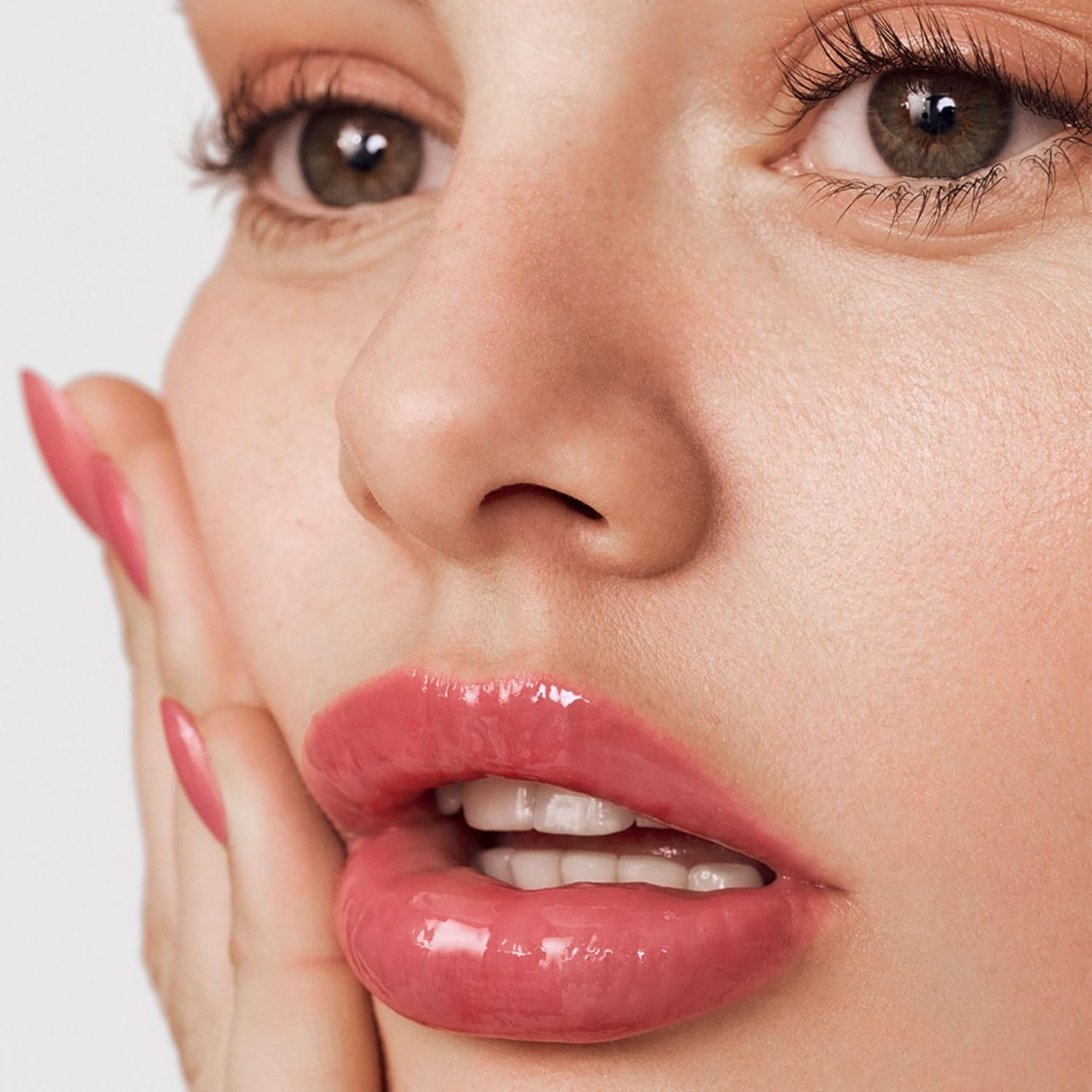 Aplicación del Summer Fridays Lip Butter Balm en labios para brillo inmediato