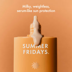 Summer Fridays textura lechosa en mano que se absorbe rápido