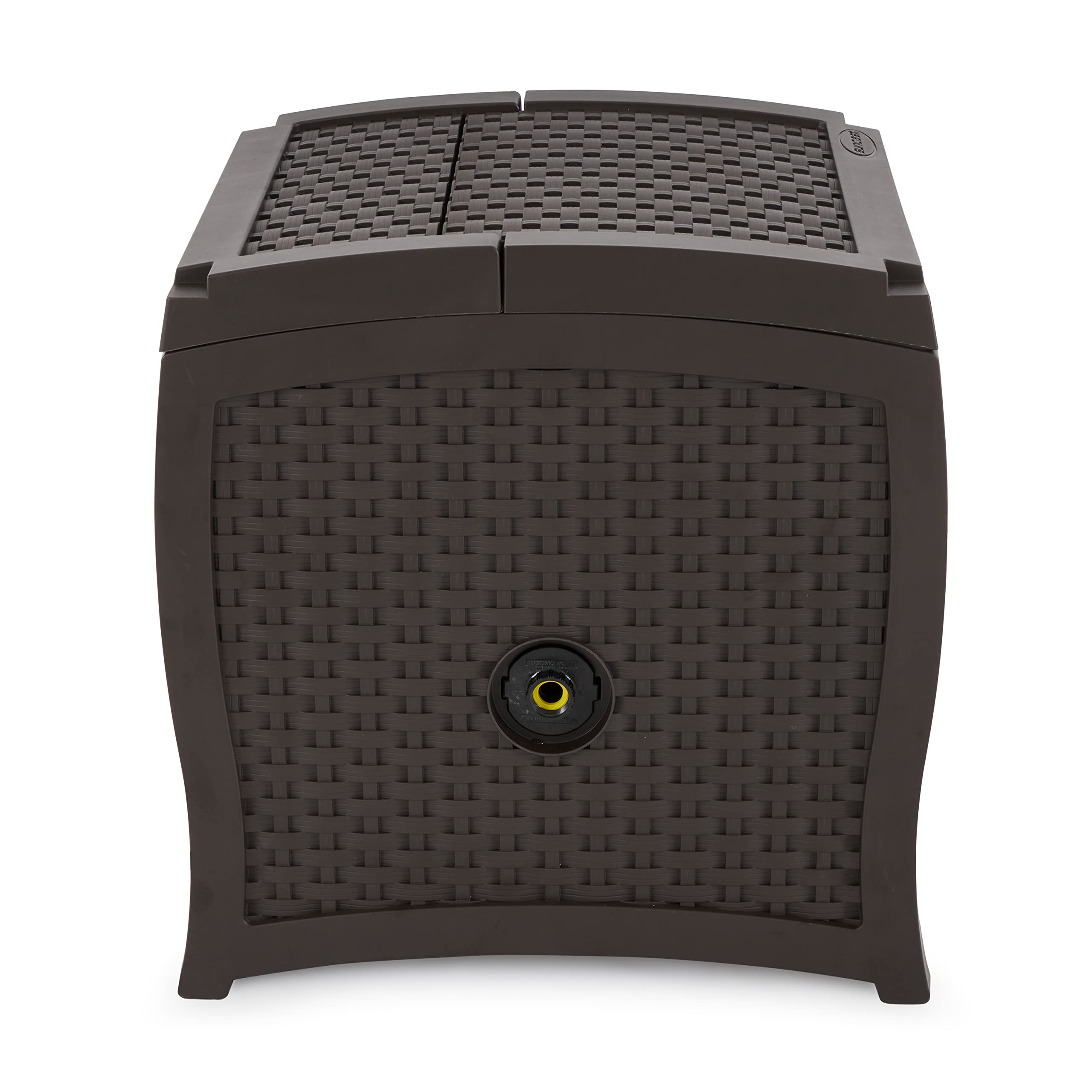 Suncast carrete colocado en jardín mejorando estética y organización exterior