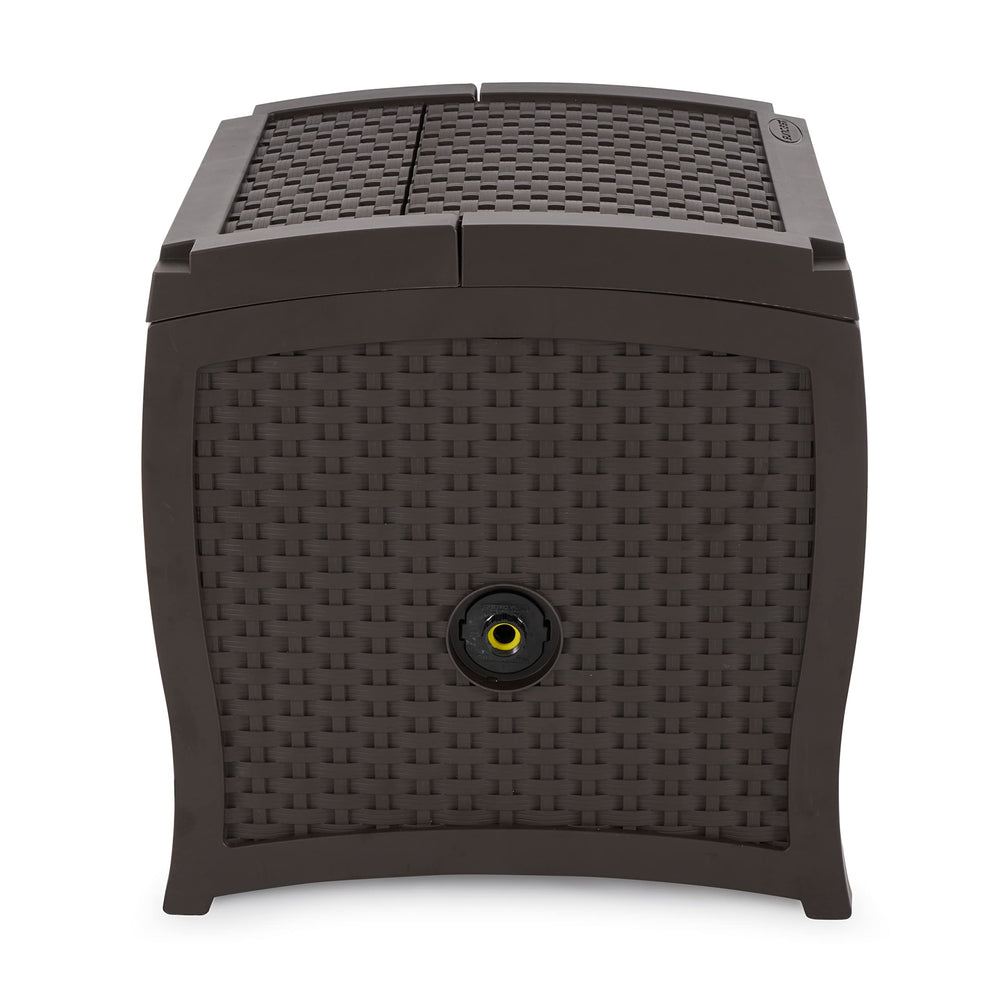 Suncast carrete colocado en jardín mejorando estética y organización exterior