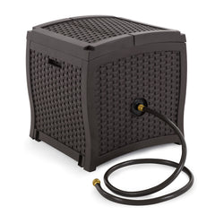 Suncast vista frontal del carrete con exterior tipo mimbre que mejora el jardín