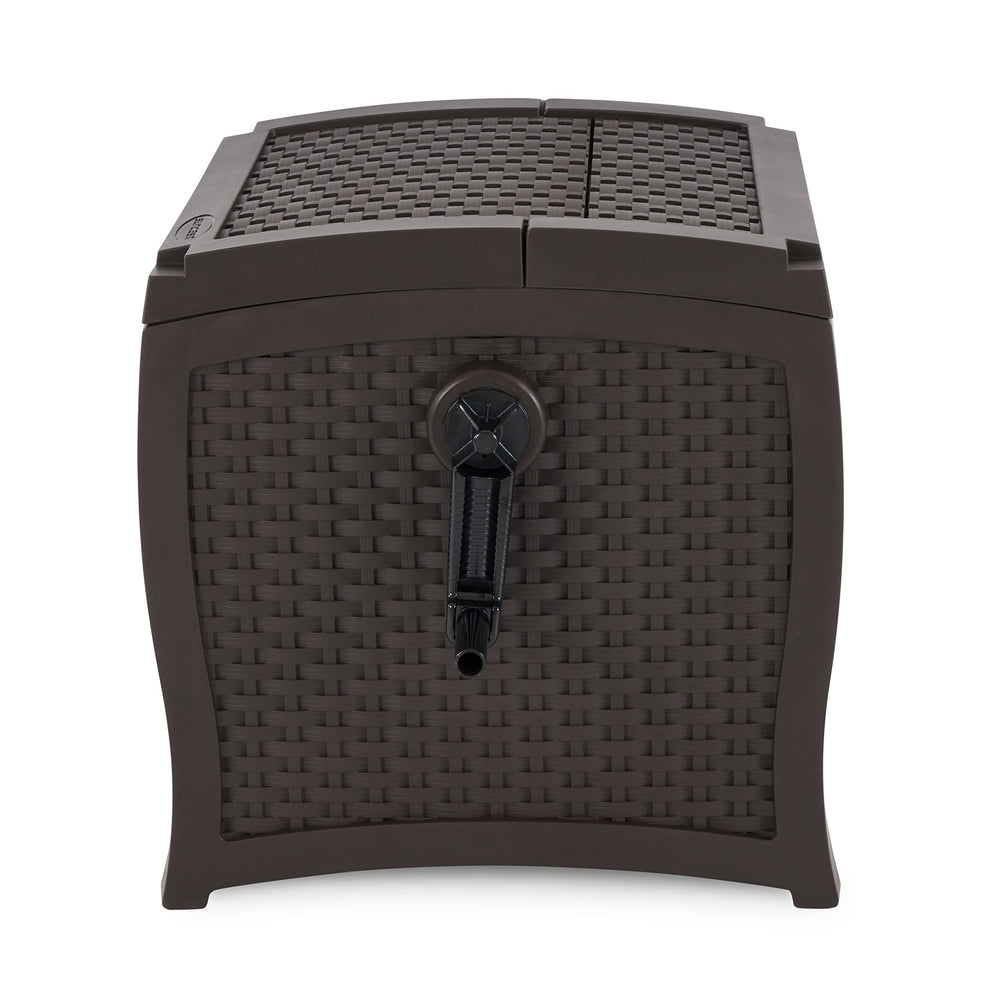 Suncast comparación de tamaño junto a un cubo para apreciar huella compacta