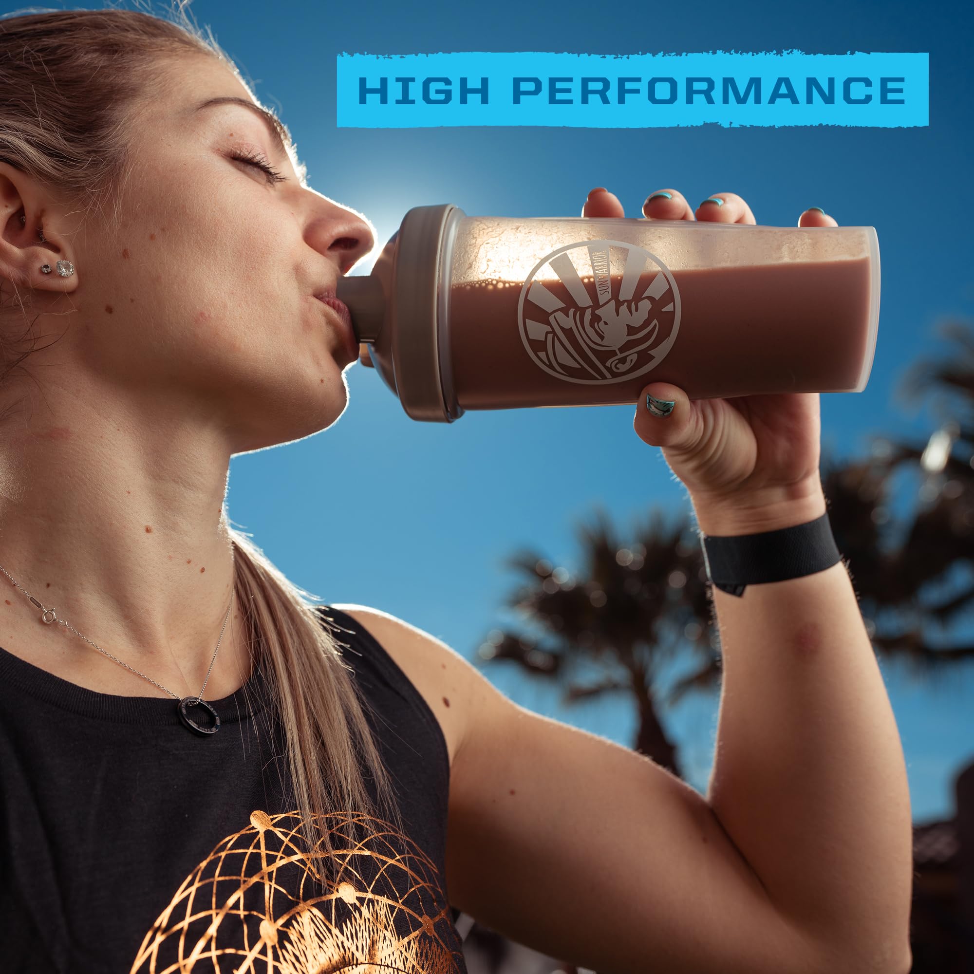 Sunwarrior atleta mezclando proteína tras entrenar para recuperación