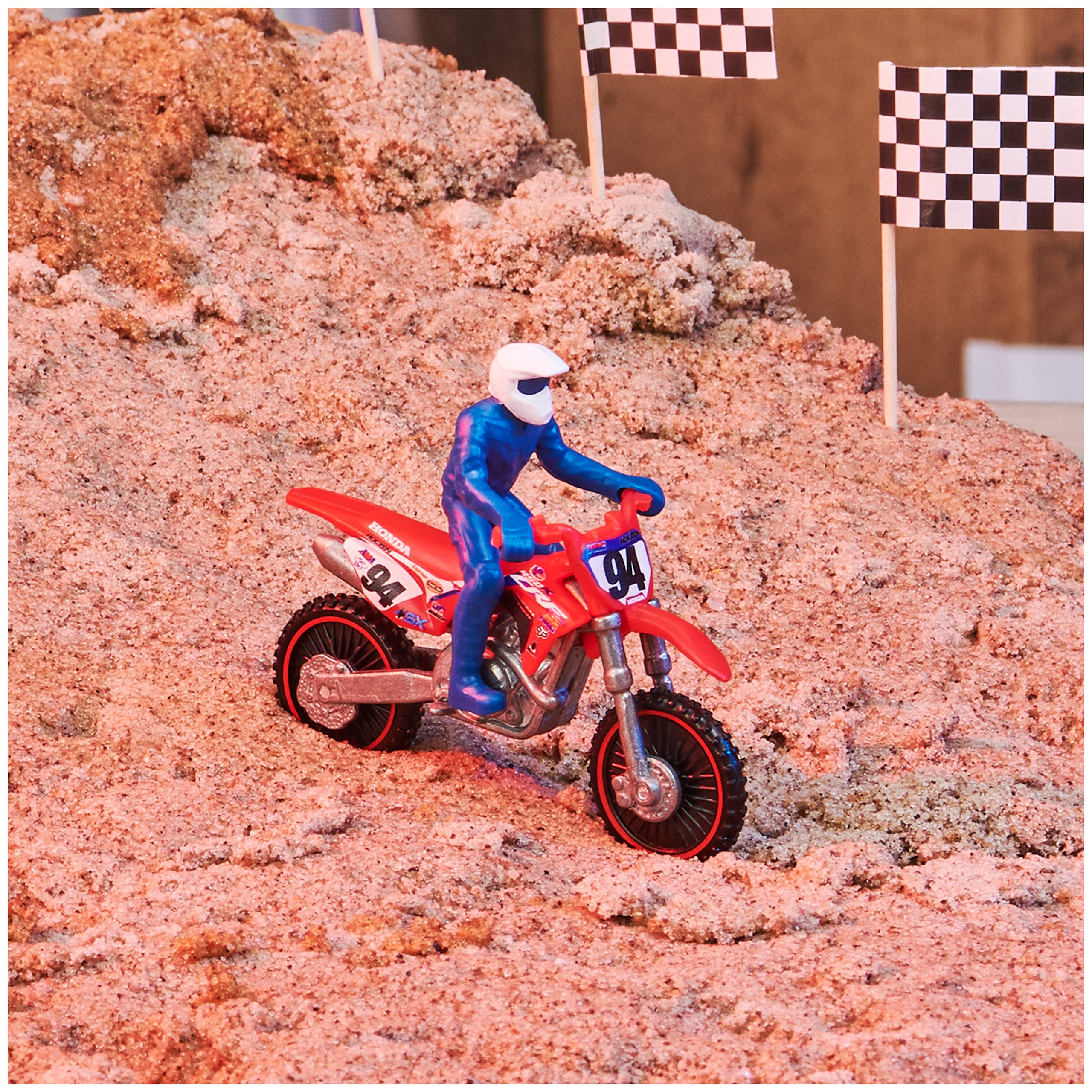 Supercross comparación en mano escala 1:24 para referencia de tamaño