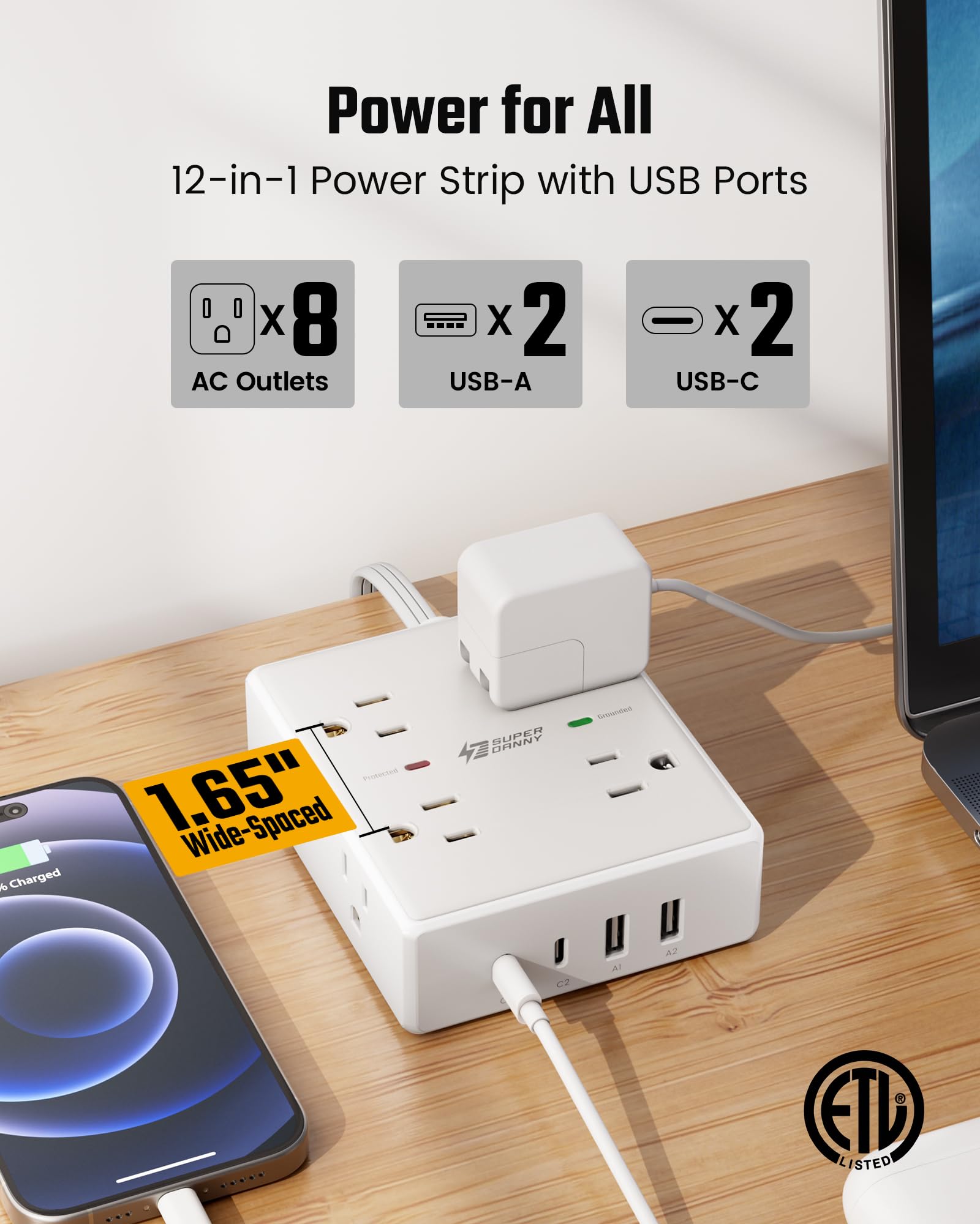 SUPERDANNY close-up de puertos USB-C y USB-A que cargan varios dispositivos