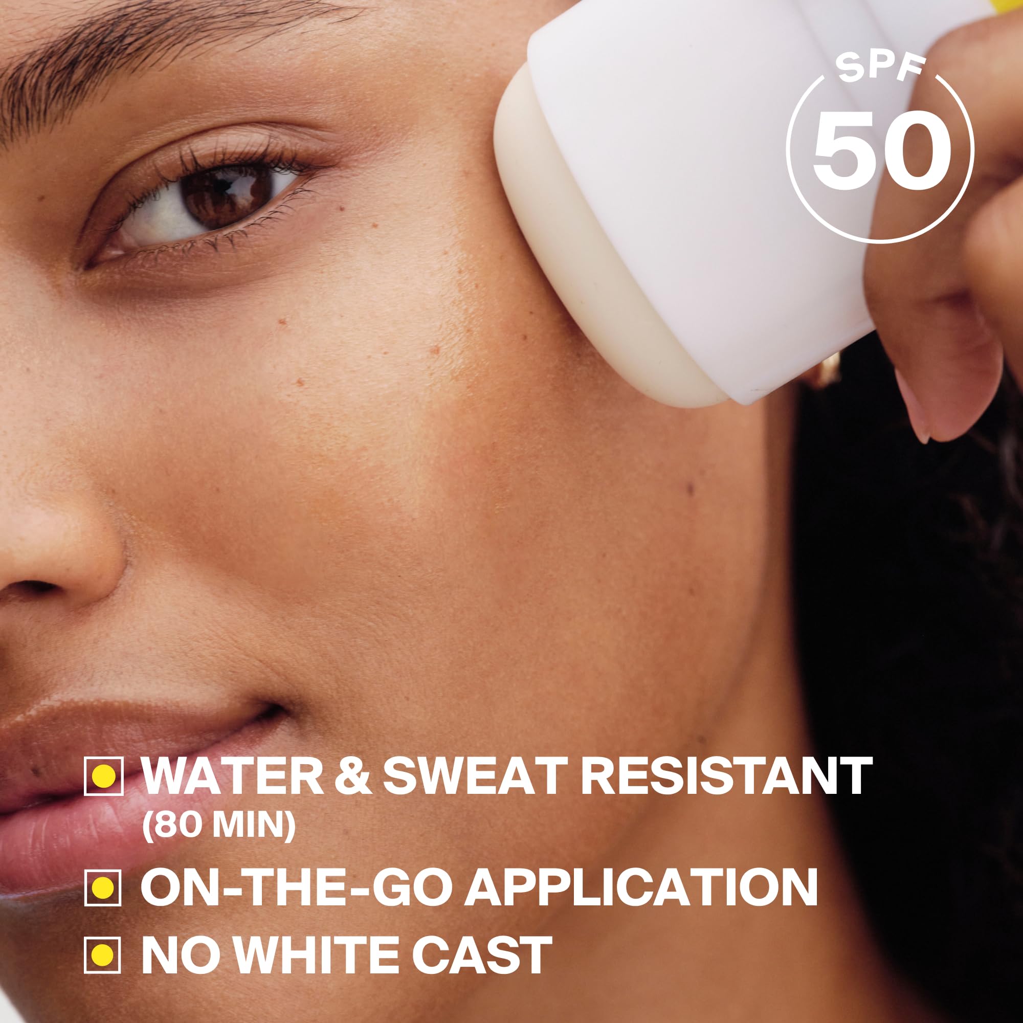 Supergoop! aplicando en cuello y oreja para protección precisa