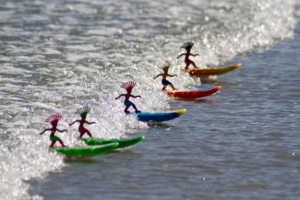 Surfer Dudes Bali Bobbi en mano para comparar tamaño portátil y ligero