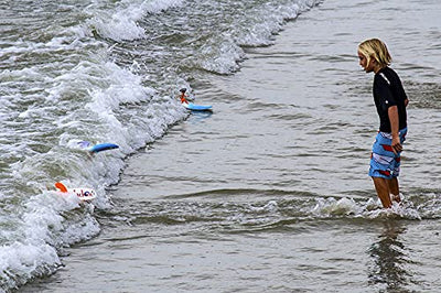 Surfer Dudes Newport Naomi en acción sobre una ola demostrando su retorno autorregresivo