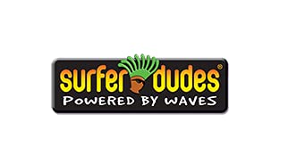 Surfer Dudes escena de estilo de vida en la playa con niños jugando y olas suaves