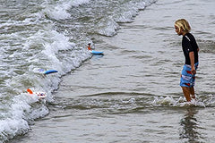 Surfer Dudes piezas encajadas durante el ensamblaje rápido y sencillo en la playa