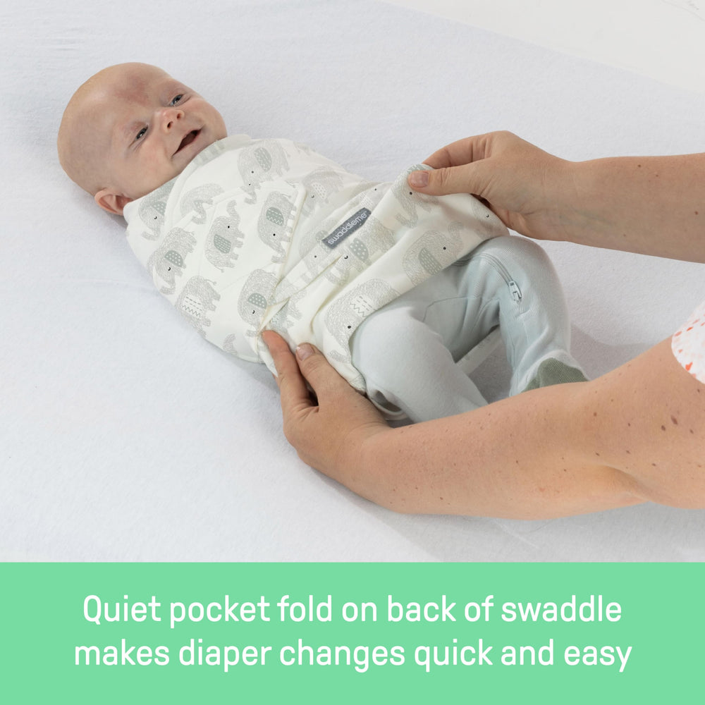 SwaddleMe detalle del bolsillo inferior para cambios rápidos y fáciles
