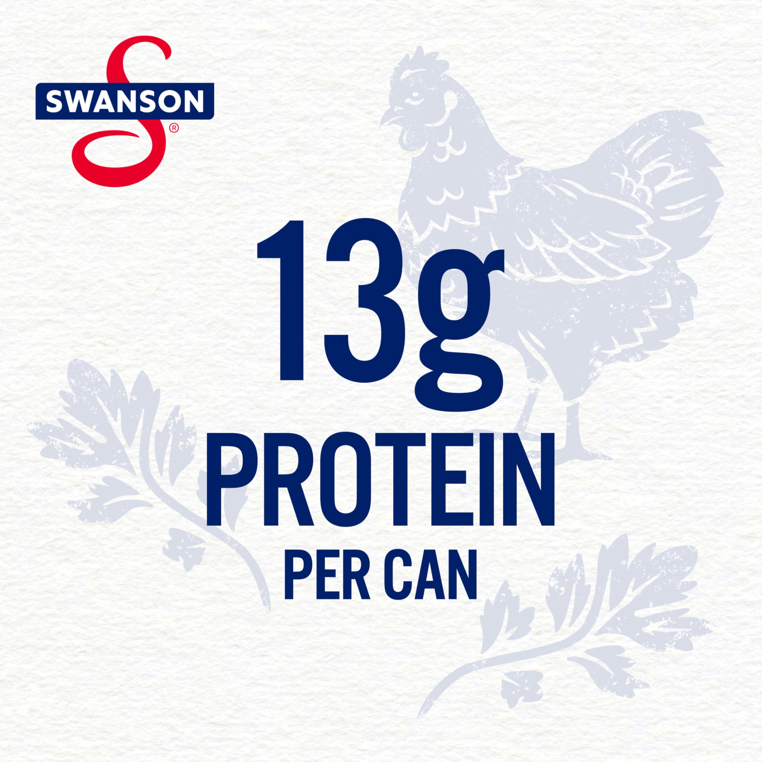 Swanson primer plano de trozos de pollo jugoso en la sopa