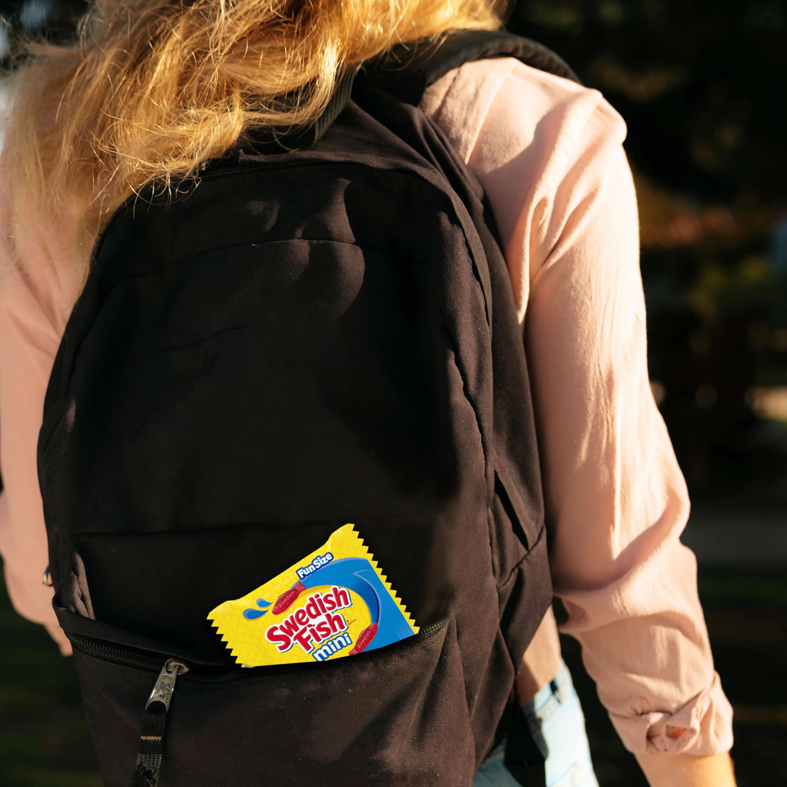 Swedish Fish snack pack dentro de una lonchera para merienda escolar