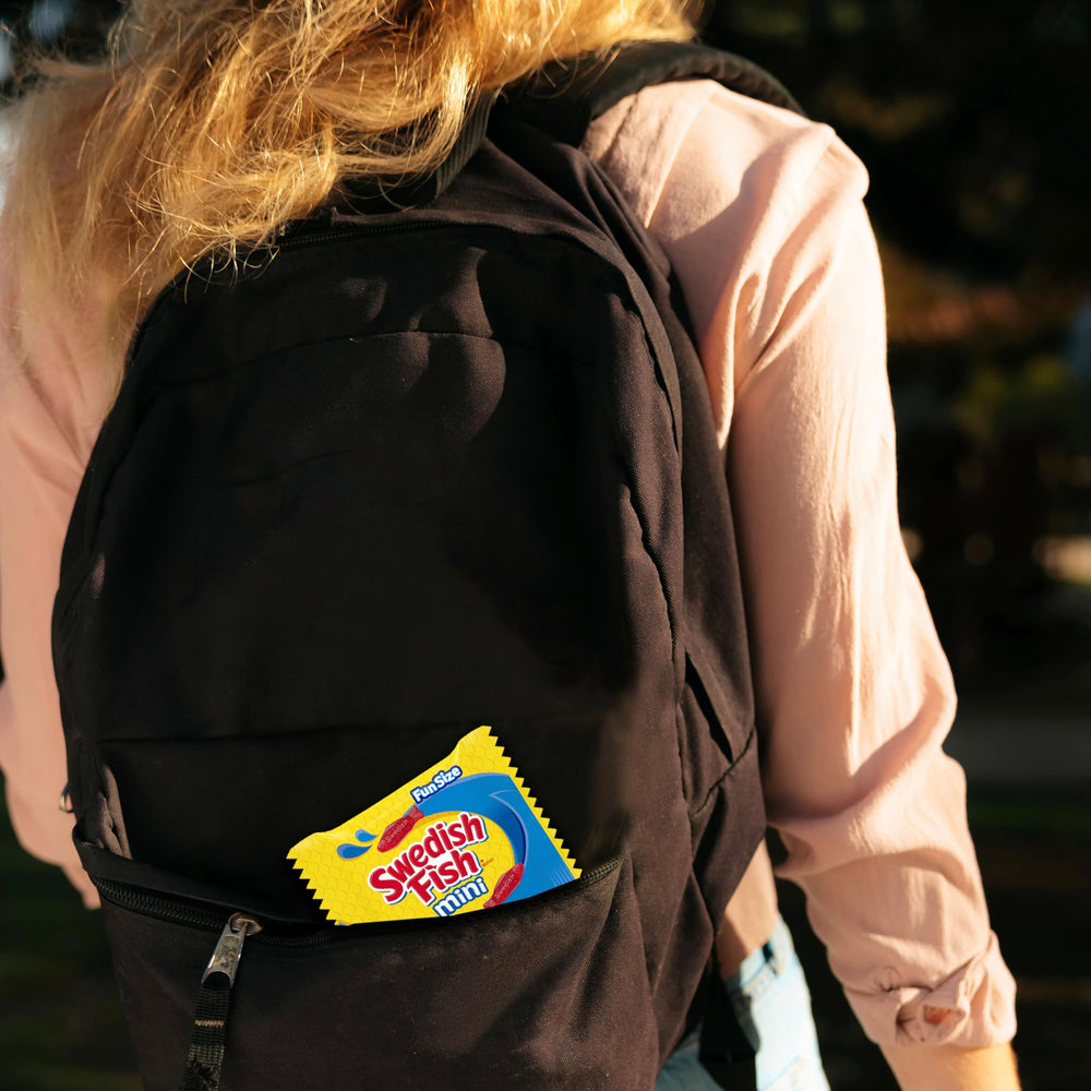 Swedish Fish snack pack dentro de una lonchera para merienda escolar