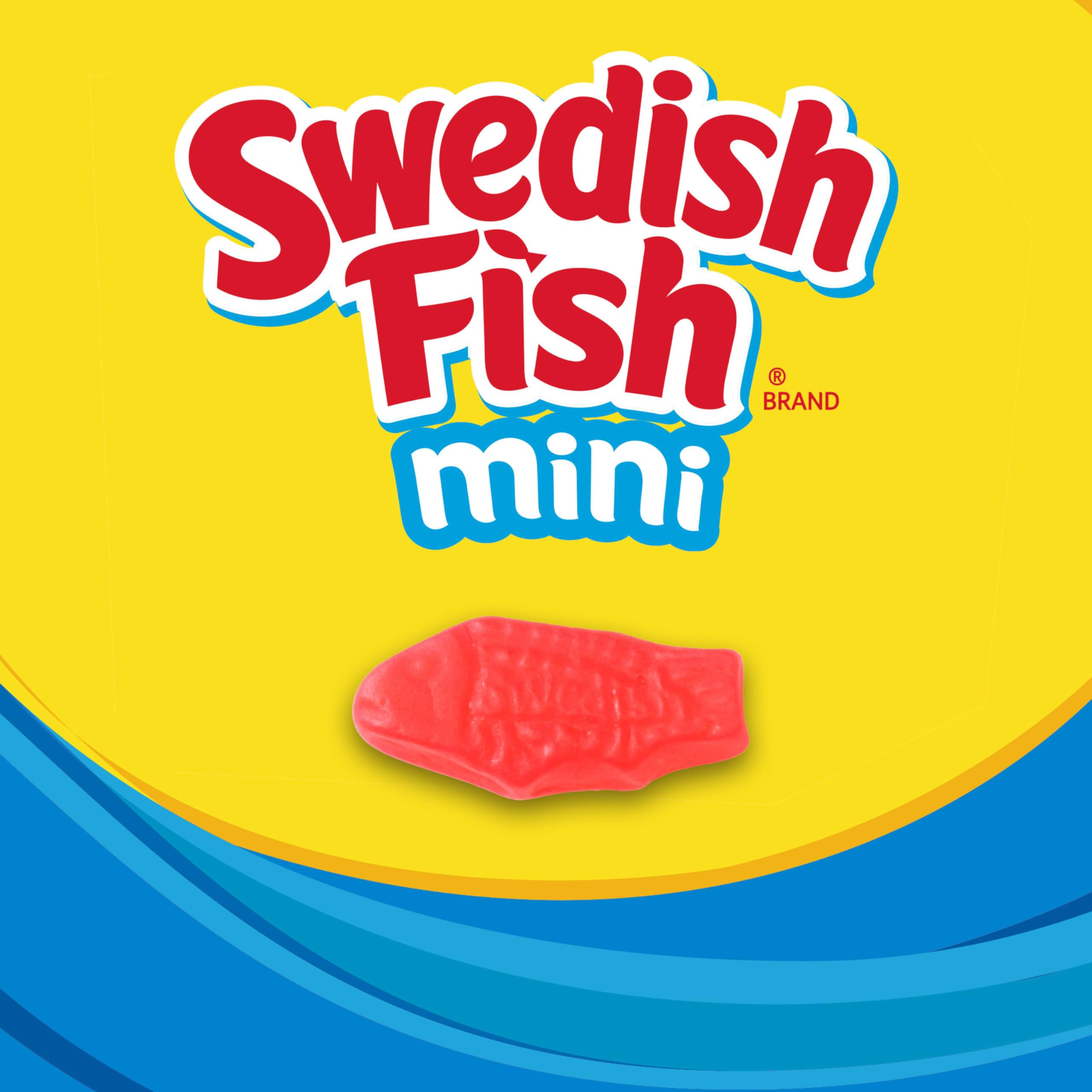 Swedish Fish mano sosteniendo snack pack para resaltar portabilidad