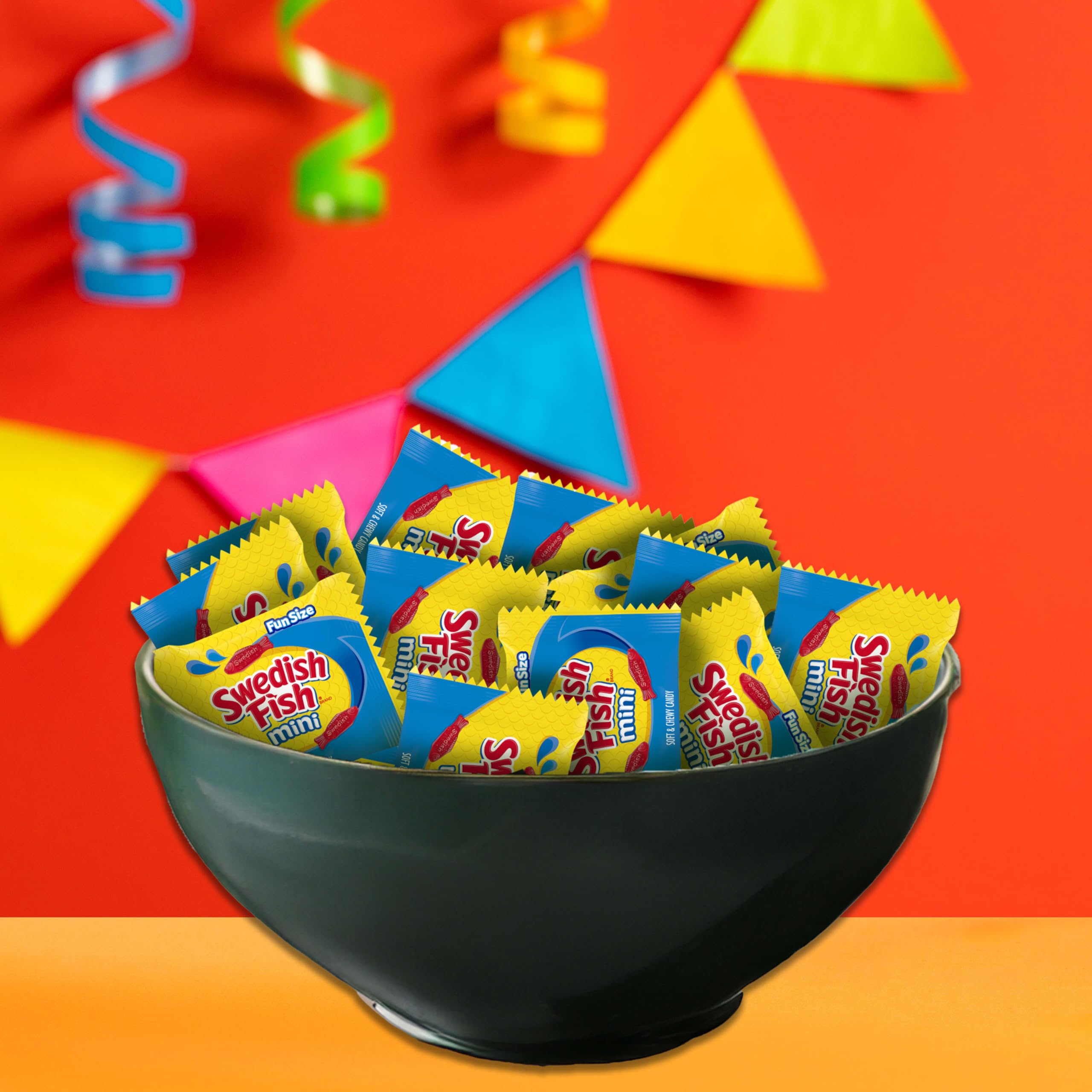 Swedish Fish comparación de tamaño junto a una moneda para escala clara