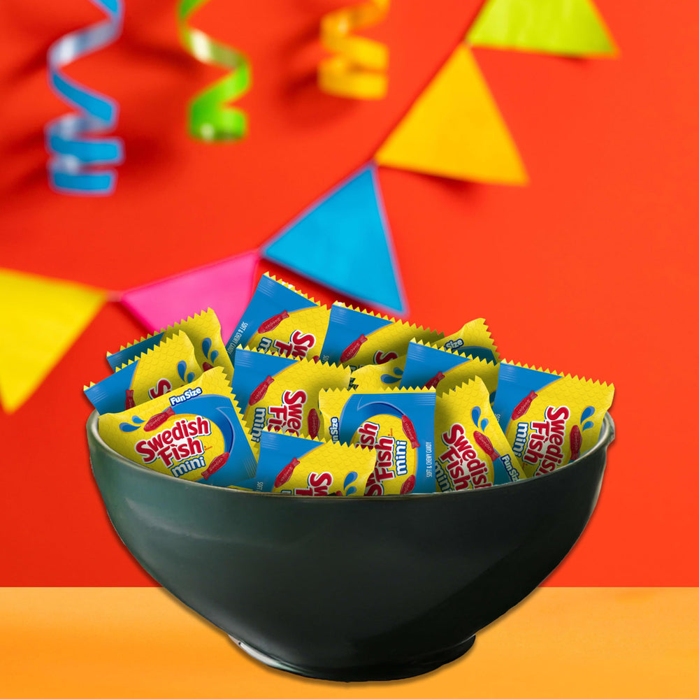Swedish Fish comparación de tamaño junto a una moneda para escala clara