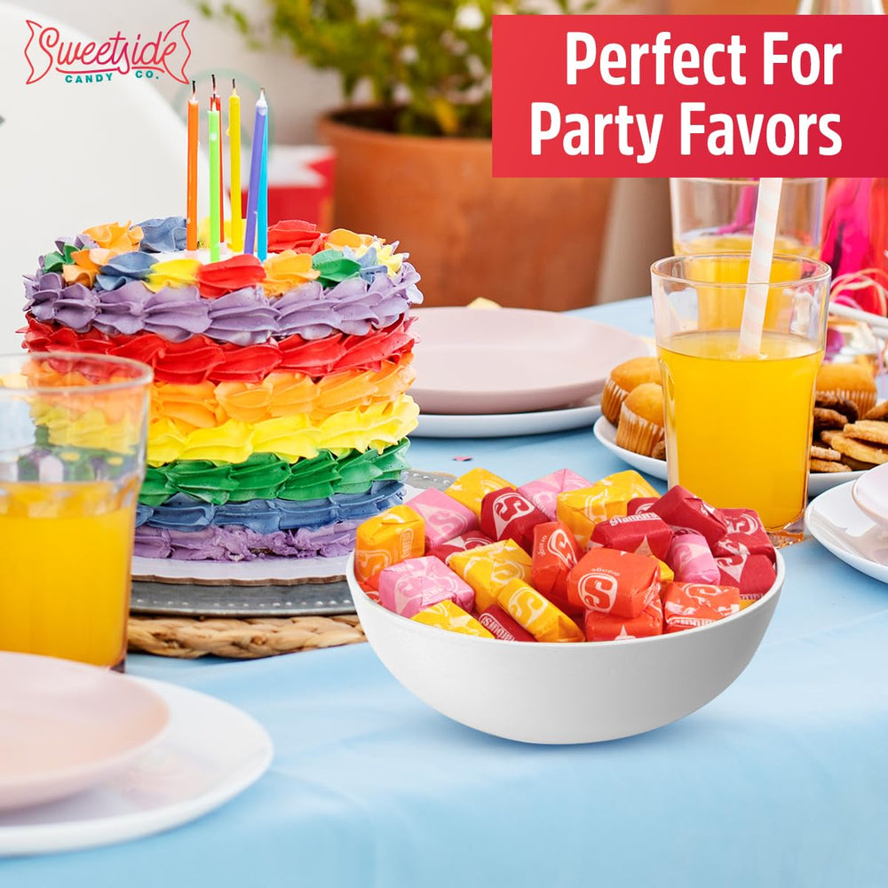SWEETSIDE CANDY CO. mesa de dulces con Starbrst creando impacto visual