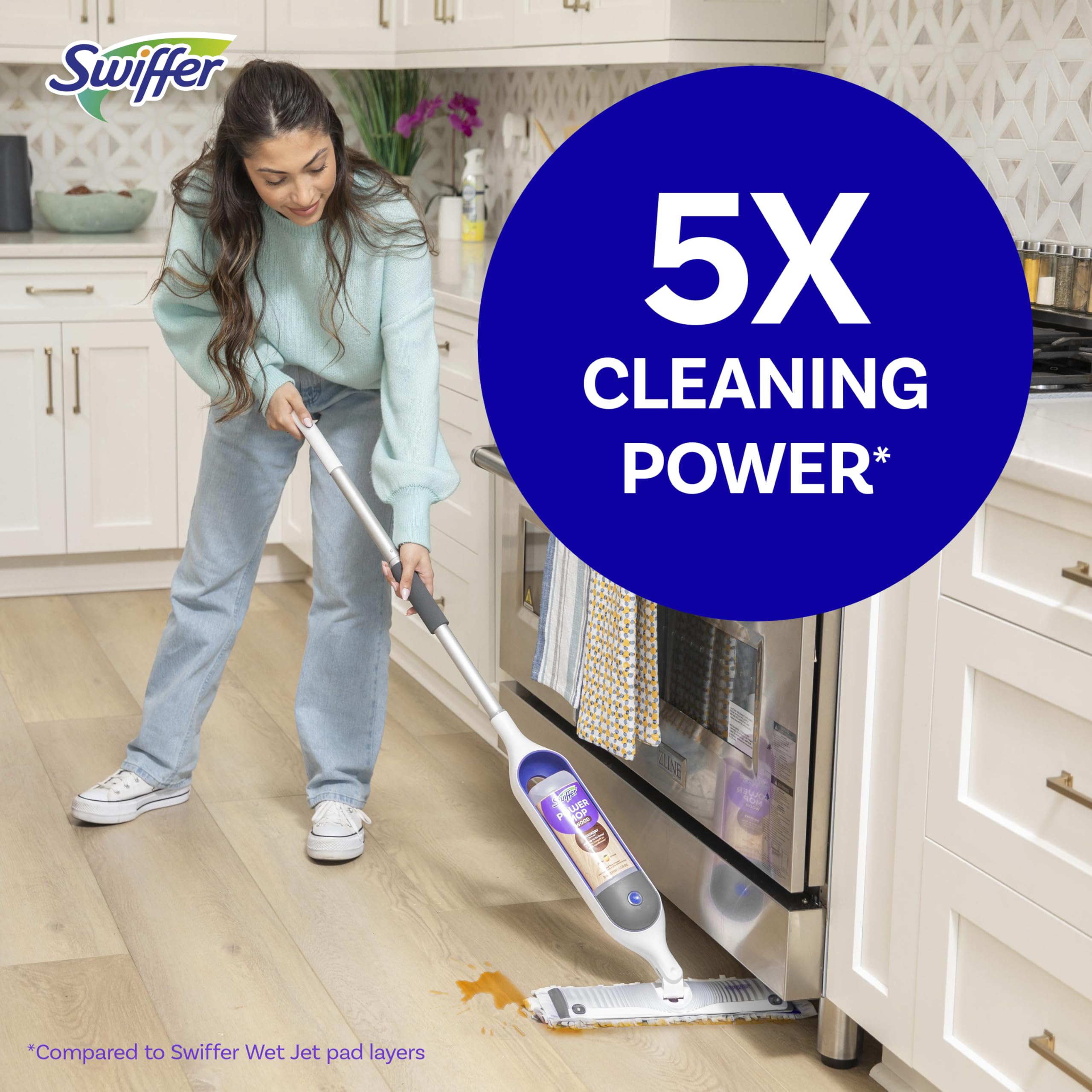 Swiffer PowerMop en uso en cocina limpiando derrames y suciedad visible