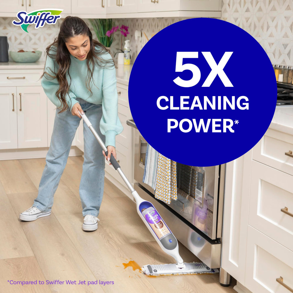 Swiffer PowerMop en uso en cocina limpiando derrames y suciedad visible
