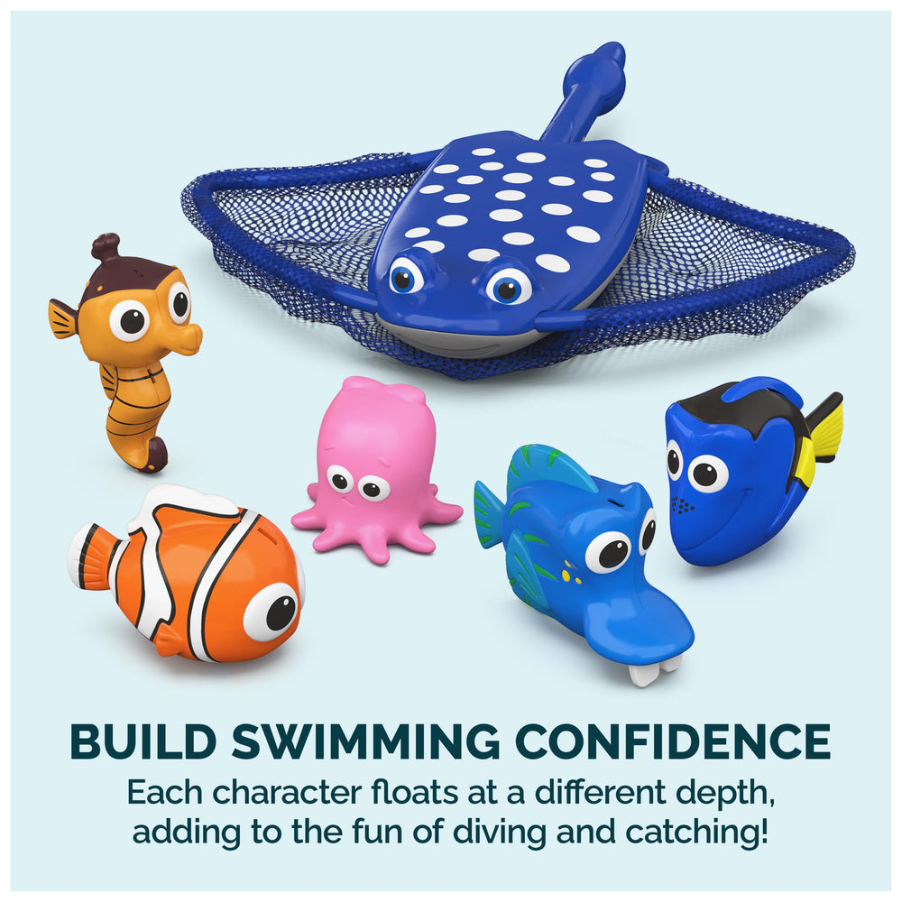 SwimWays comparación de tamaño en mano demostrando piezas aptas para manos pequeñas