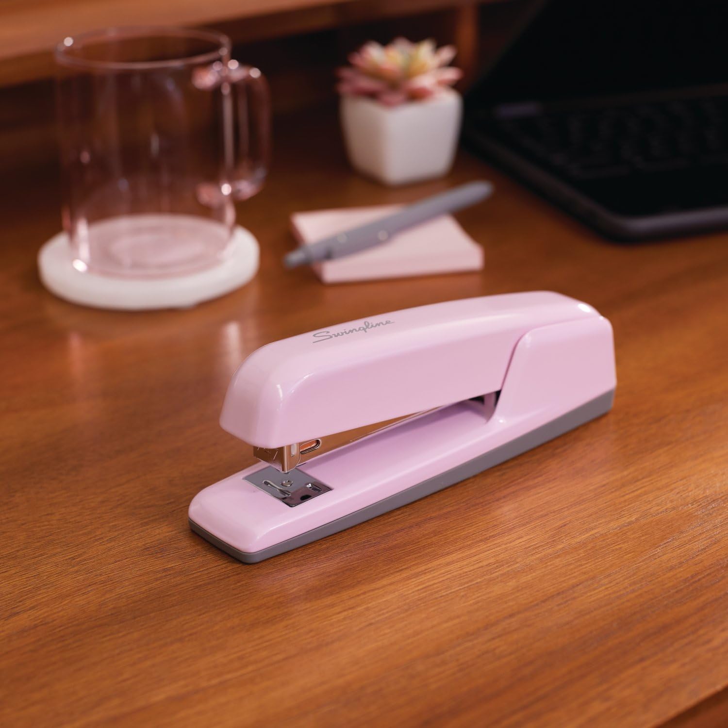 Swingline 747 detalle del mecanismo metálico que evita atascos