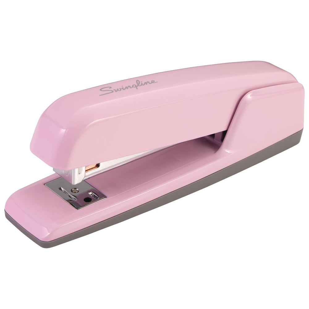 Swingline 747 frontal blush pink mostrando acabado y robustez