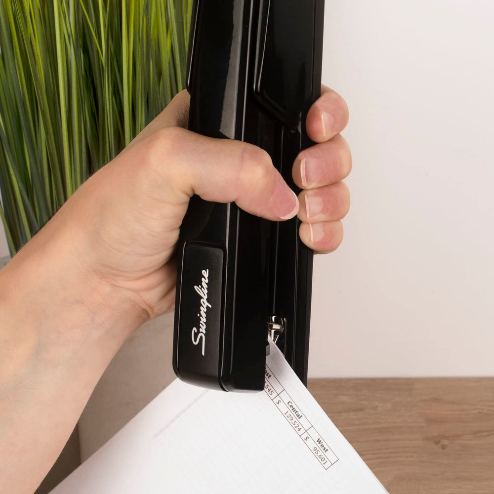 Swingline 747 en uso con mano grapando hasta 30 hojas eficientemente