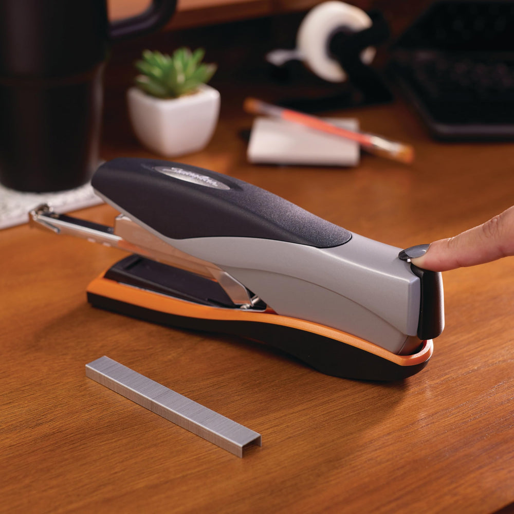 Swingline Optima 40 comparación de tamaño demostrando capacidad 40 hojas