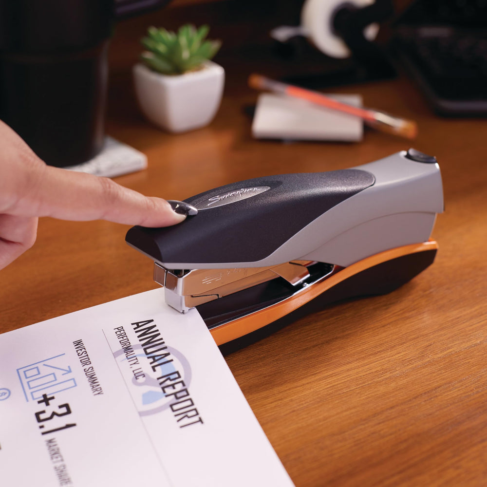 Swingline Optima 40 empuñadura blanda ergonómica para menor esfuerzo