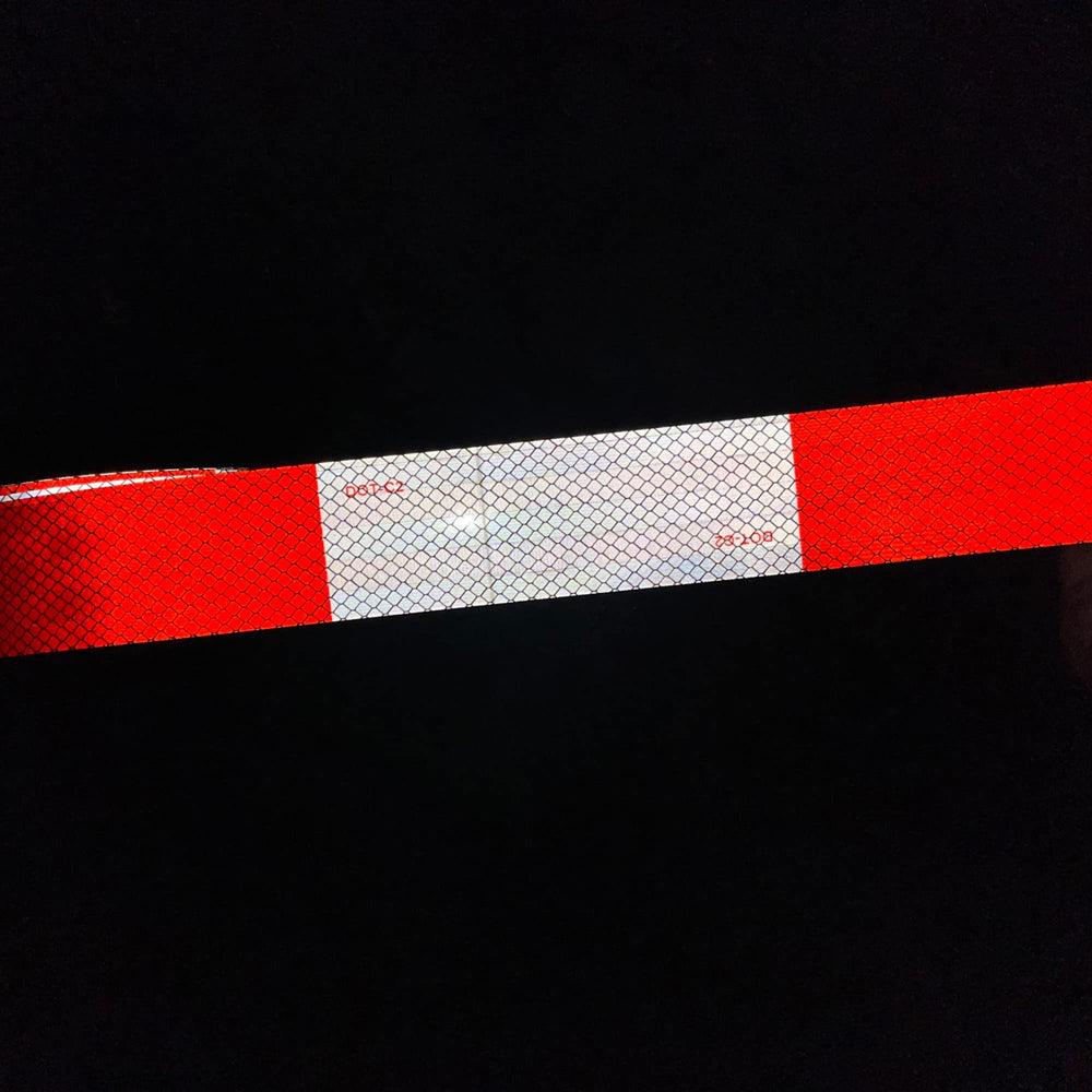 SWRT cinta reflectante iluminada por faros mostrando advertencia clara