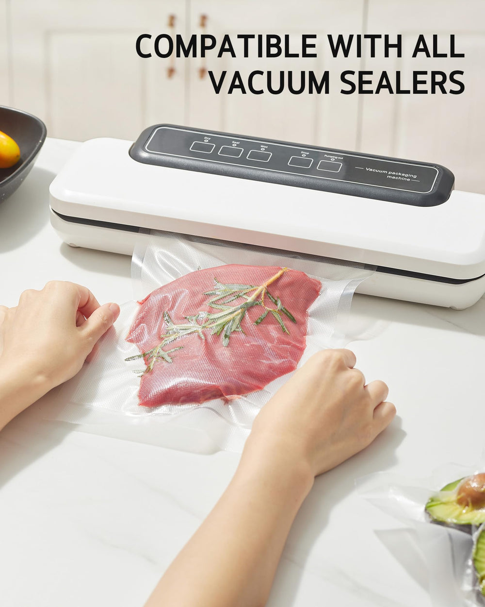 Syntus en cocina organizada con alimentos envasados y etiquetados, almacenamiento eficiente