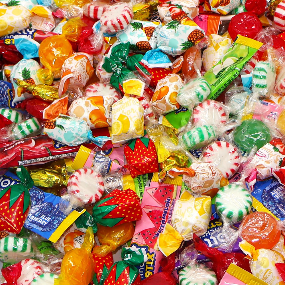 Taboom mano sosteniendo un caramelo para comparar tamaño y porciones