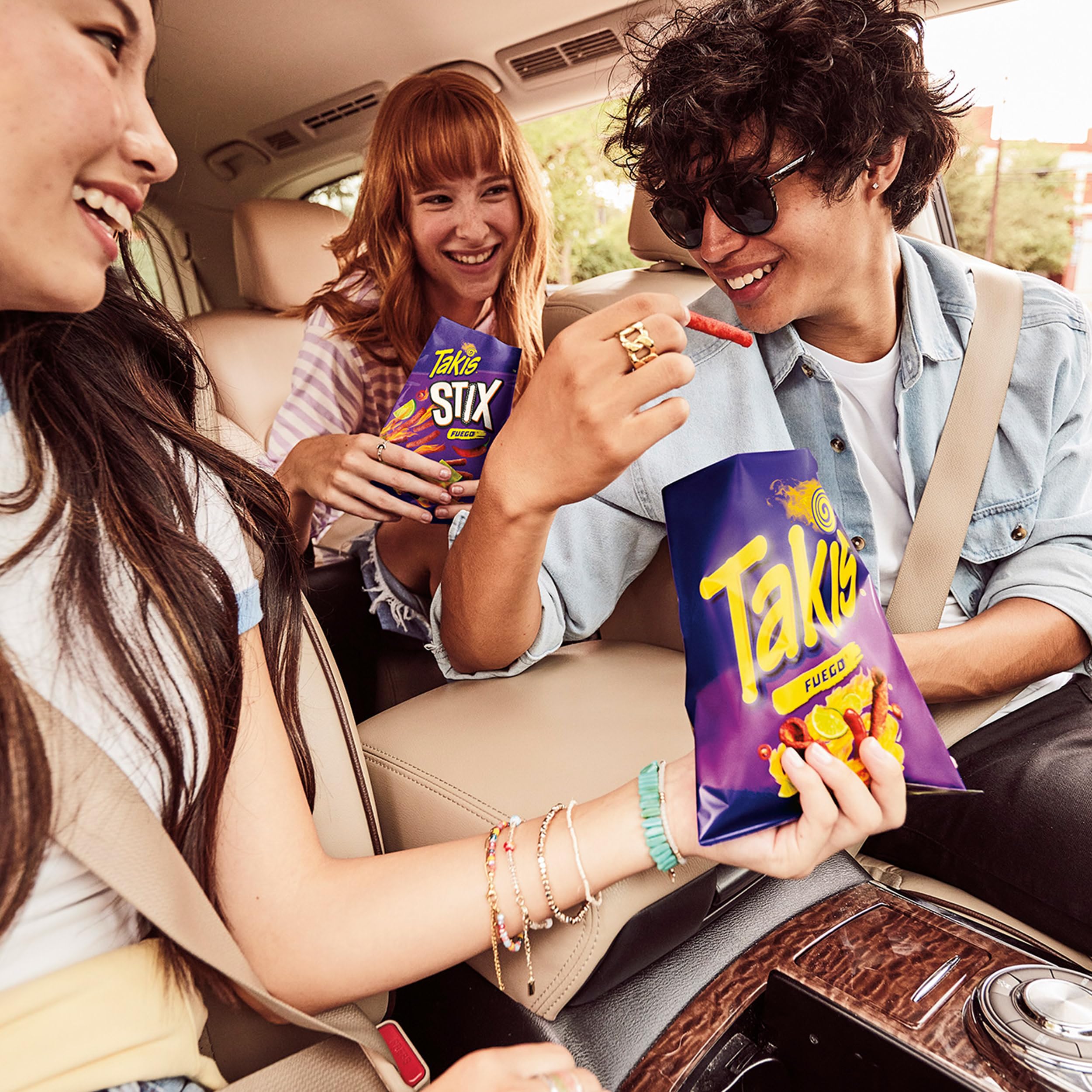 Takis Fuego bolsitas en mano portabilidad para llevar y compartir