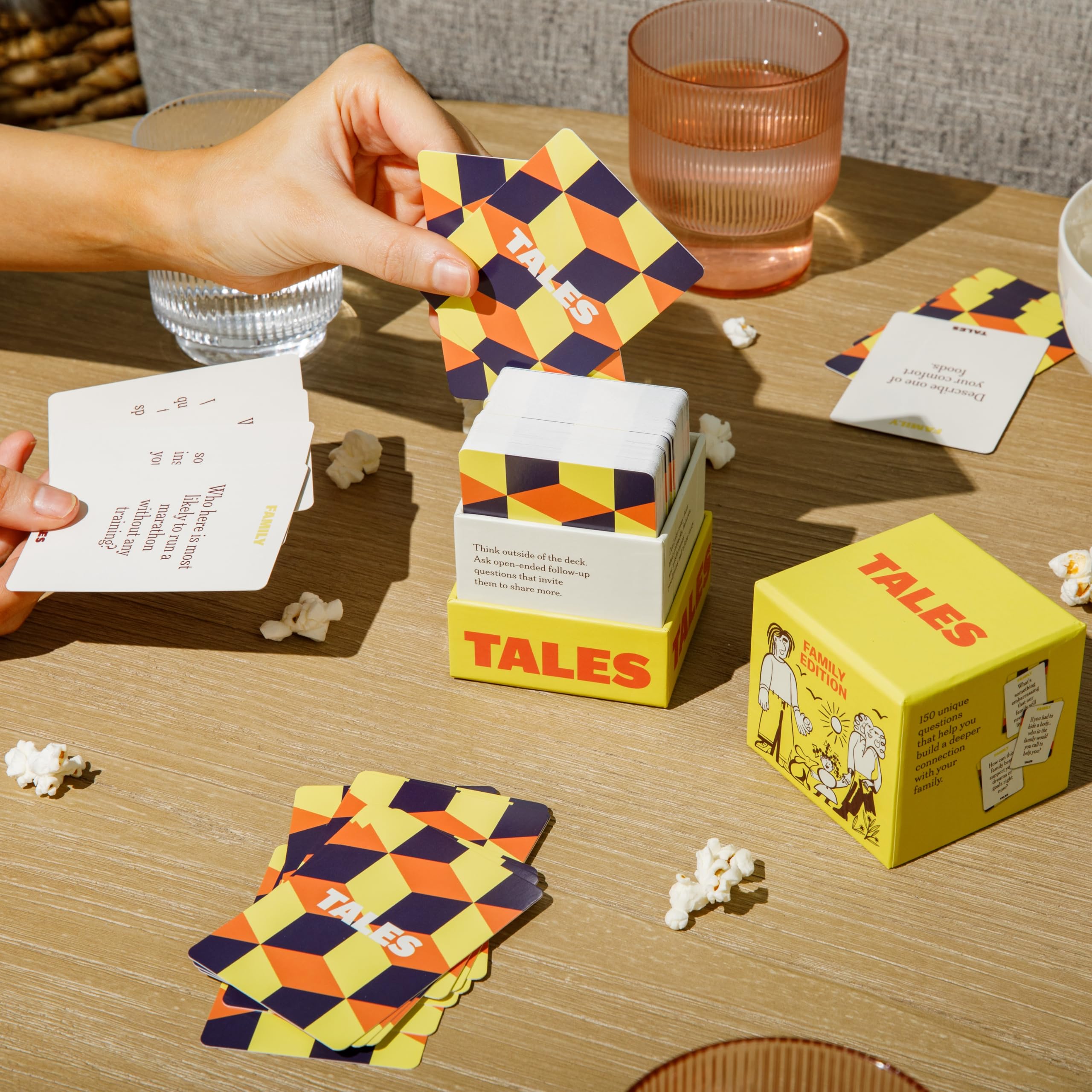 TALES carta en mano para comparar tamaño y portabilidad práctica