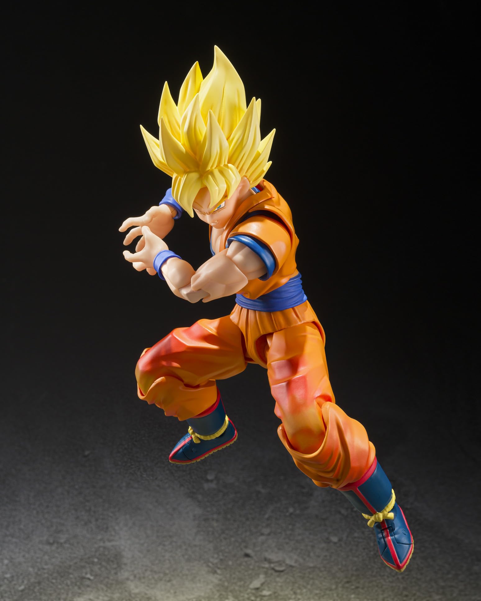 TAMASHII NATIONS comparación de escala con otra figura para referencia