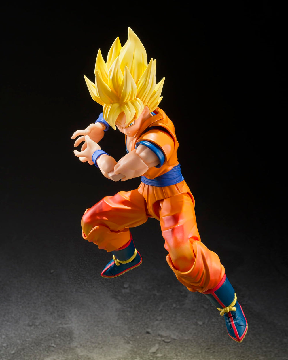 TAMASHII NATIONS comparación de escala con otra figura para referencia