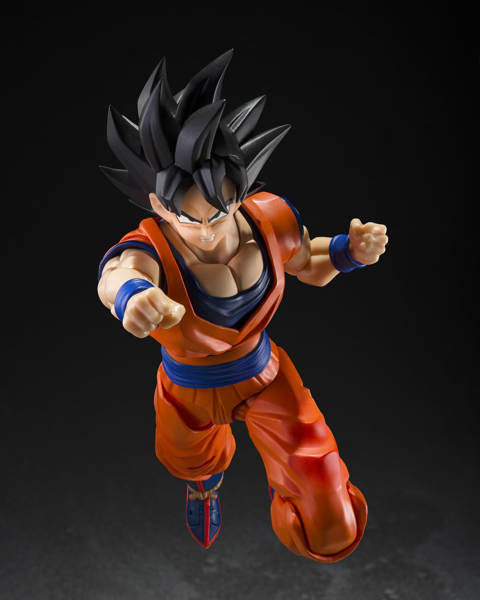 Son Goku TAMASHII NATIONS en escena de combate mostrando articulación y dinamismo