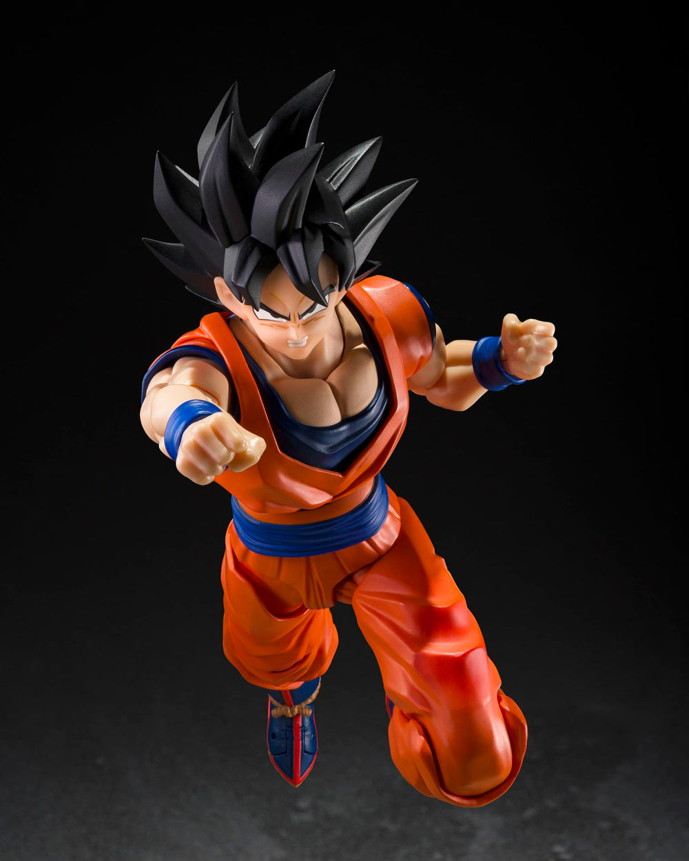 Son Goku TAMASHII NATIONS en escena de combate mostrando articulación y dinamismo