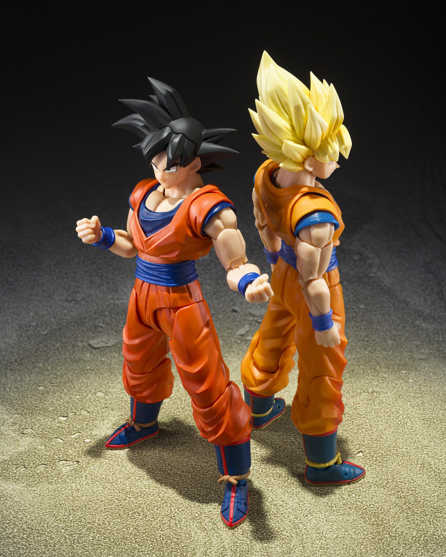 Exhibición de colección con Son Goku TAMASHII NATIONS en vitrina detallada