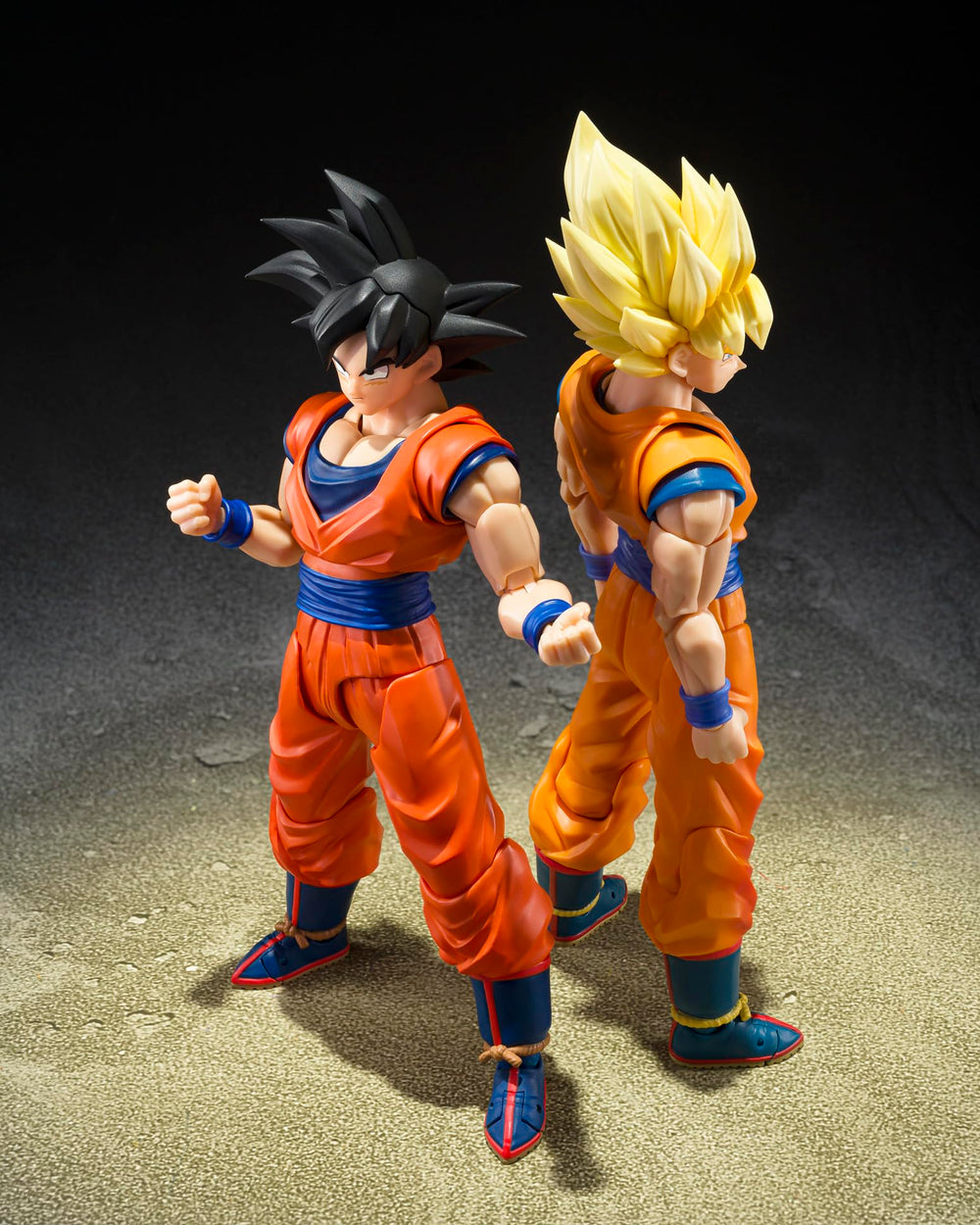 Exhibición de colección con Son Goku TAMASHII NATIONS en vitrina detallada