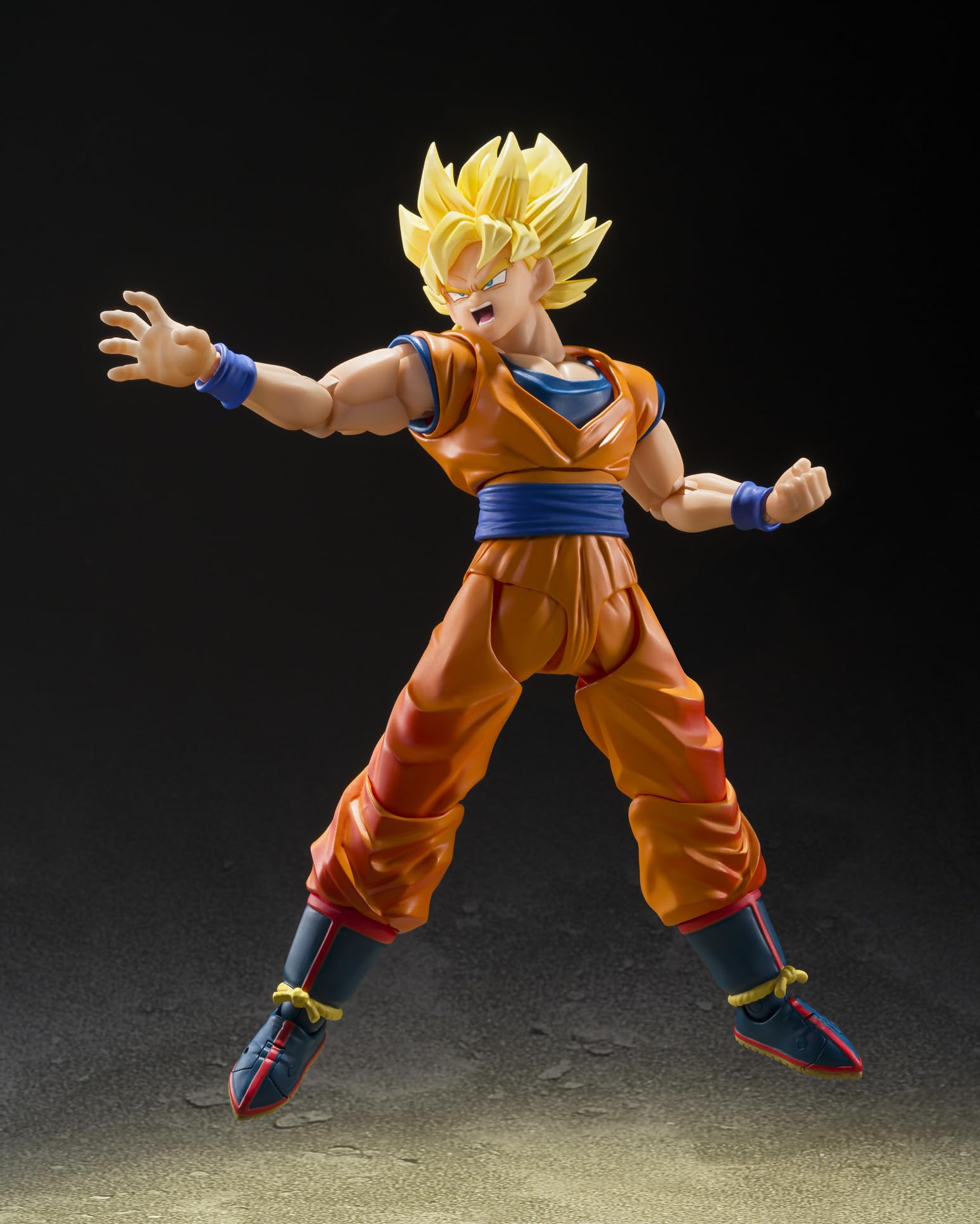 TAMASHII NATIONS Goku en poses dinámicas demostrando articulación