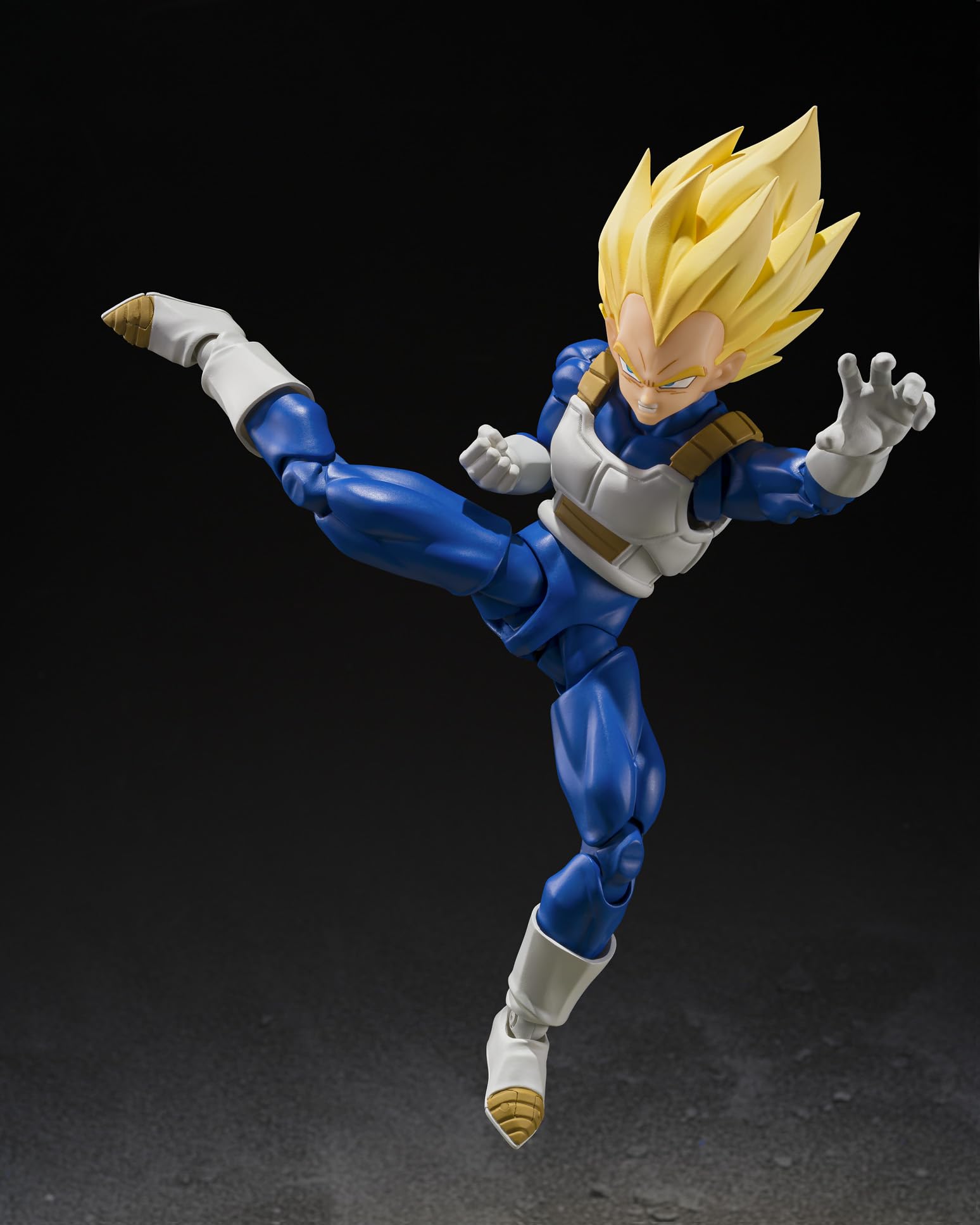 TAMASHII NATIONS Vegeta piezas intercambiables mostrando versatilidad de poses