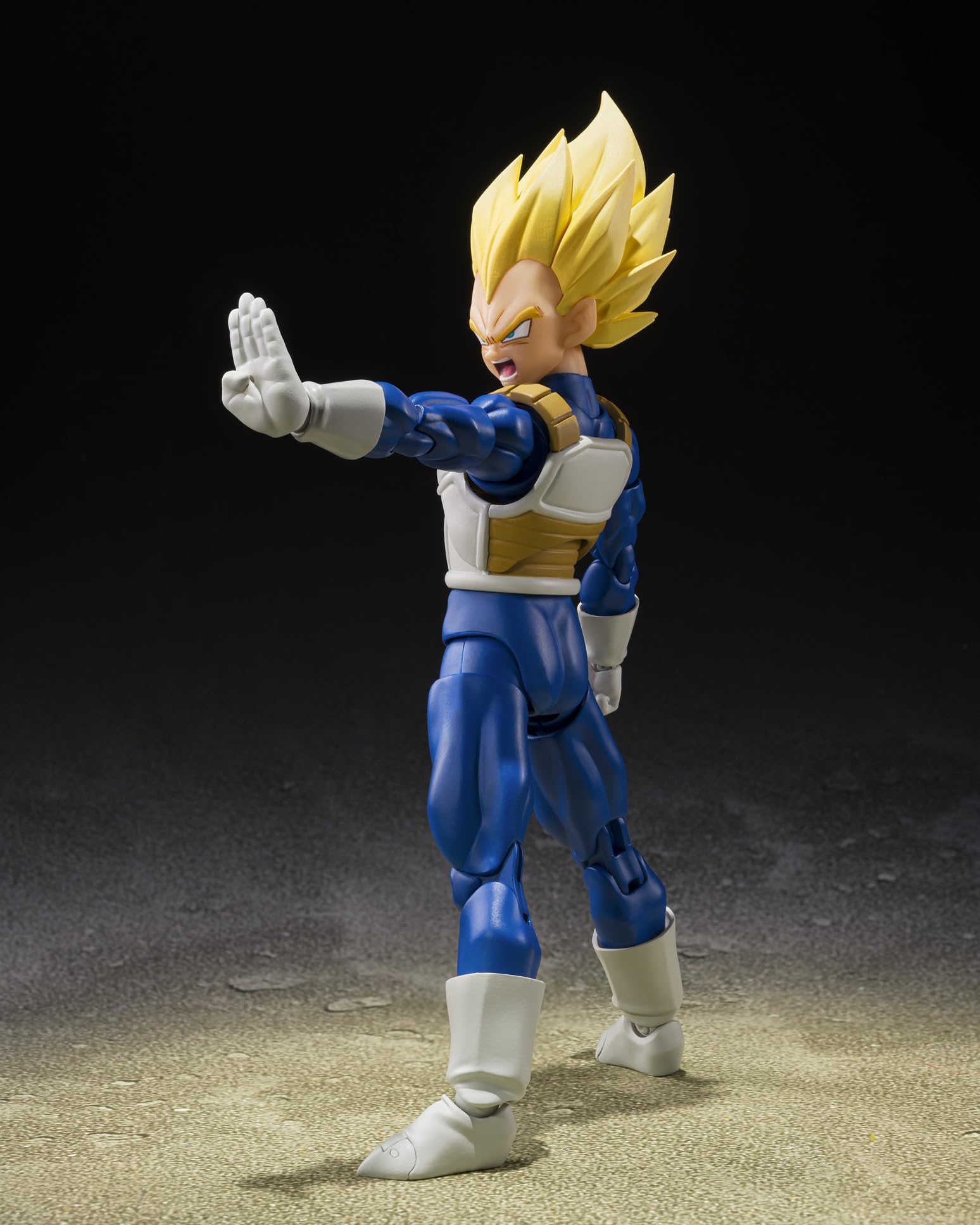 TAMASHII NATIONS Vegeta en pose de combate demostrando articulación avanzada