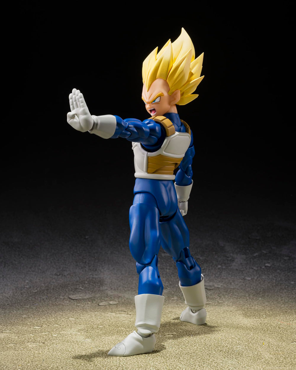 TAMASHII NATIONS Vegeta en pose de combate demostrando articulación avanzada