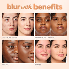 tarte BB Blur sostenido en mano para mostrar tamaño y control de aplicación