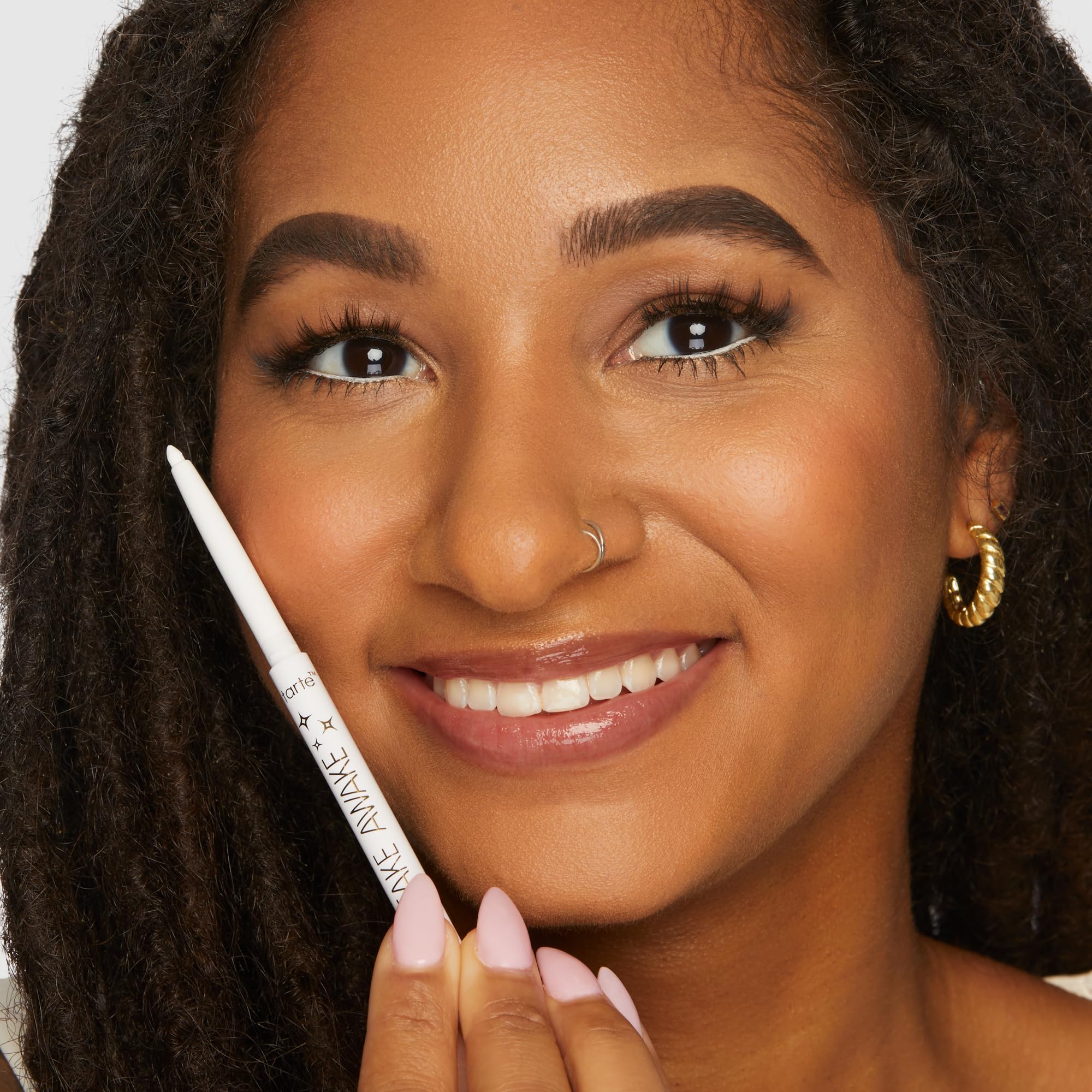 tarte escena de maquillaje diario mostrando resultado natural y mirada despierta