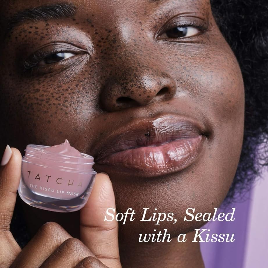 TATCHA aplicación del Kissu Lip Mask en labios mostrando suavidad y confort inmediato